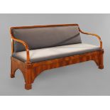 Biedermeiersofa um 1830, Nussbaum furniert und massiv, gepolsterter Sitz und Lehne mit elegant