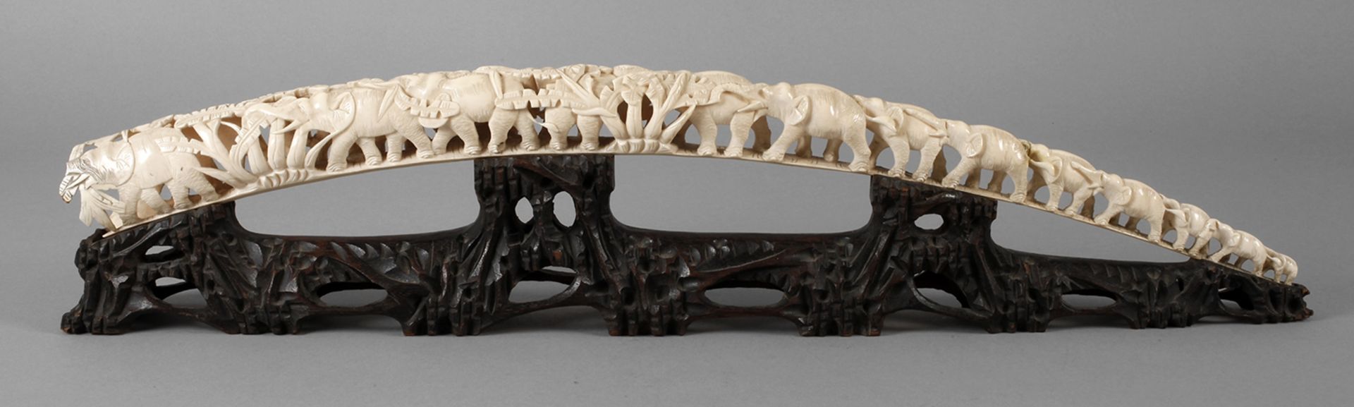 Beschnitzter Stoßzahn um 1920, ungemarkt, aus dem Zahn eines Waldelefanten gearbeitetes Kunstobjekt,
