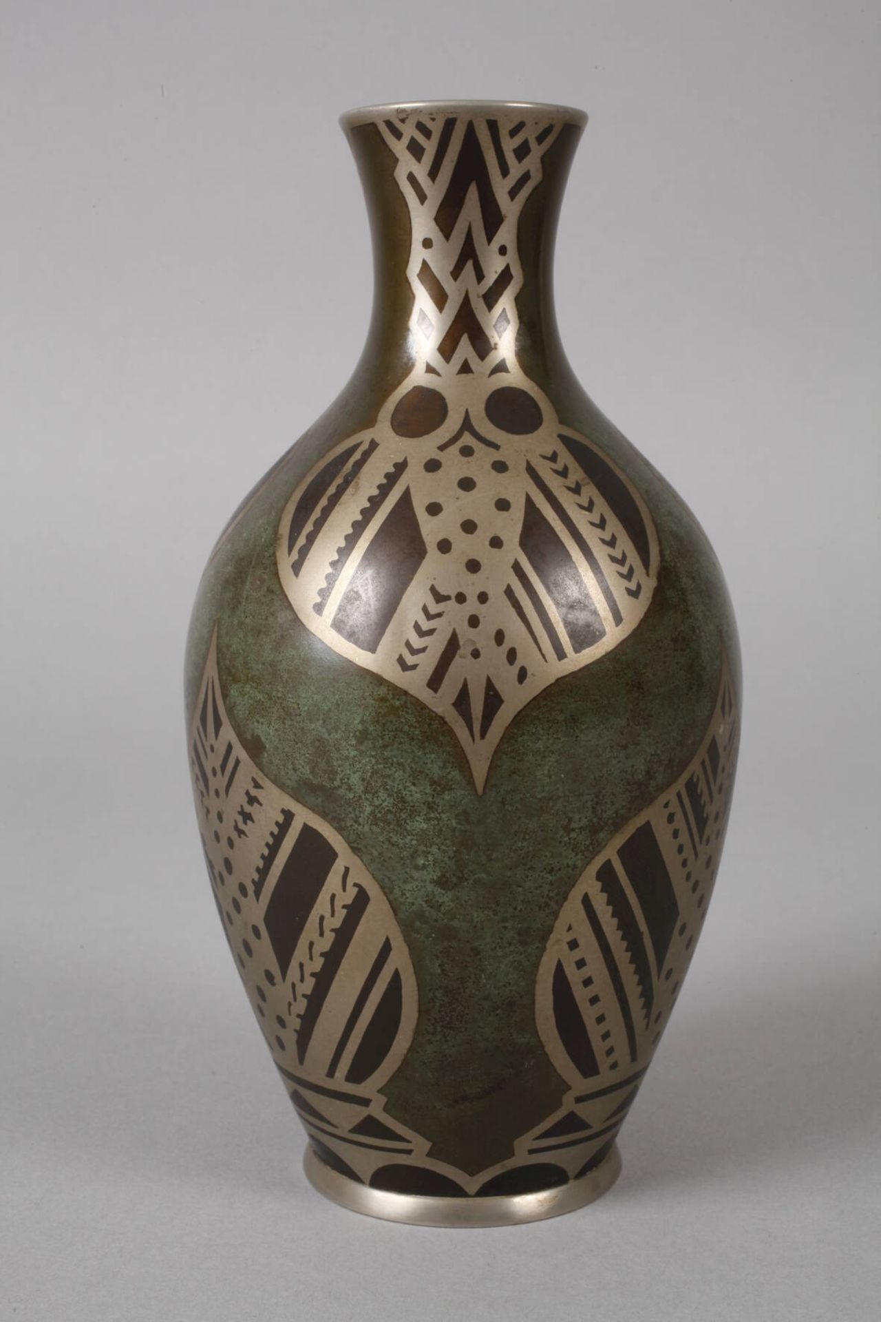 WMF Ikora Vase um 1925, Prägemarken, Metall patiniert, verziert mit stilisierten Blattmotiven, - Bild 2 aus 4