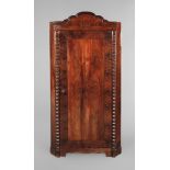 Eckschrank Biedermeier Mahagoni auf Nadelholz furniert, um 1840, die Lisenen mit zwei