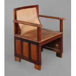 Schwerer Sessel wohl Frankreich, um 1920, Rüster massiv, zweifarbig gebeizt, geschlossenes Gestell