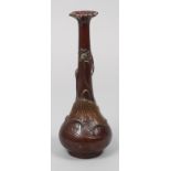 Vase Asien um 1900, Bronze gegossen und rot patiniert, am Boden ein geprägtes Zeichen, reliefierte