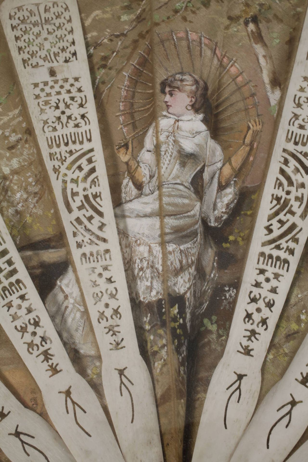 Fächer Historismus um 1890, ungemarkt, Gestänge aus Bein, verziert von ornamentalen - Bild 2 aus 3