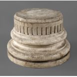 Säulenbasis 19. Jh., Holz weiß überfangen, aus mehreren Kreissegmenten hohl aufgebaut, Alters- und