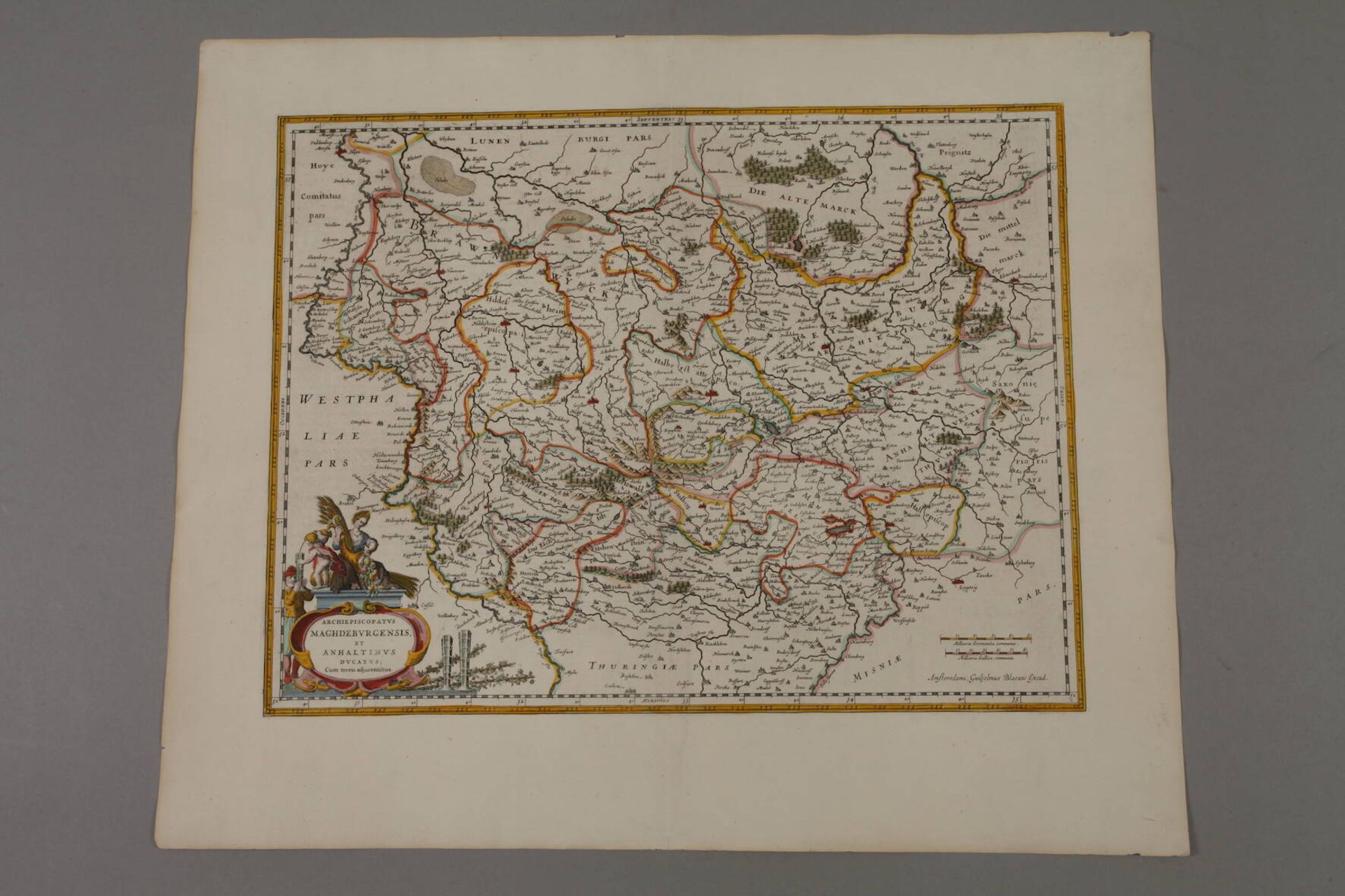 Willem Blaeu, Karte Umgebung von Magdeburg links unten figürliche Kartusche und hierin bezeichnet „ - Image 2 of 3