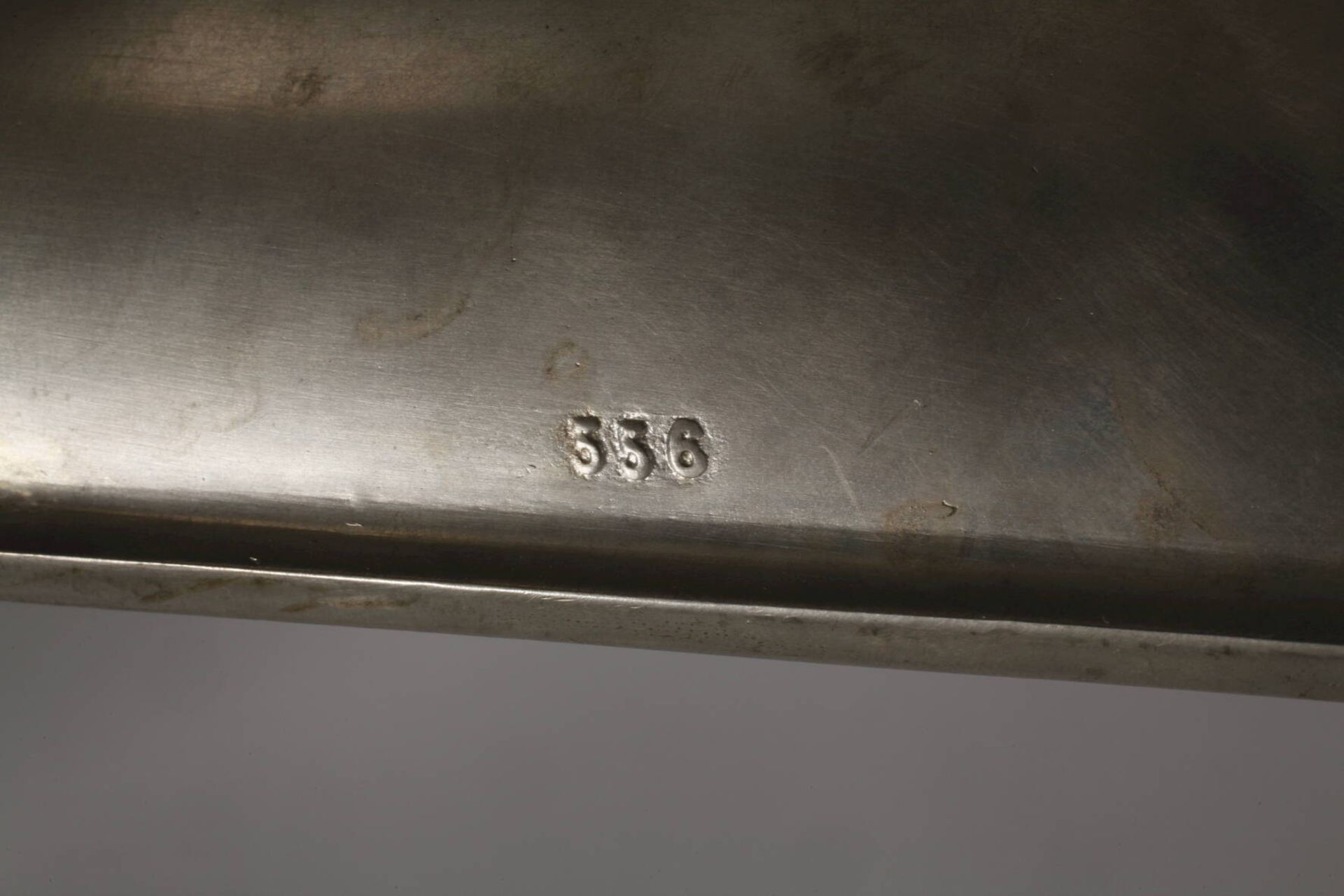 WMF Paar Girandolen um 1910, ungemarkt, reliefierte Modellnummer 556, Britanniametall versilbert, - Image 4 of 5