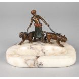 Wiener Bronze Orientale mit Raubkatzen auf Schale um 1900, unsigniert, Bronze polychrom in