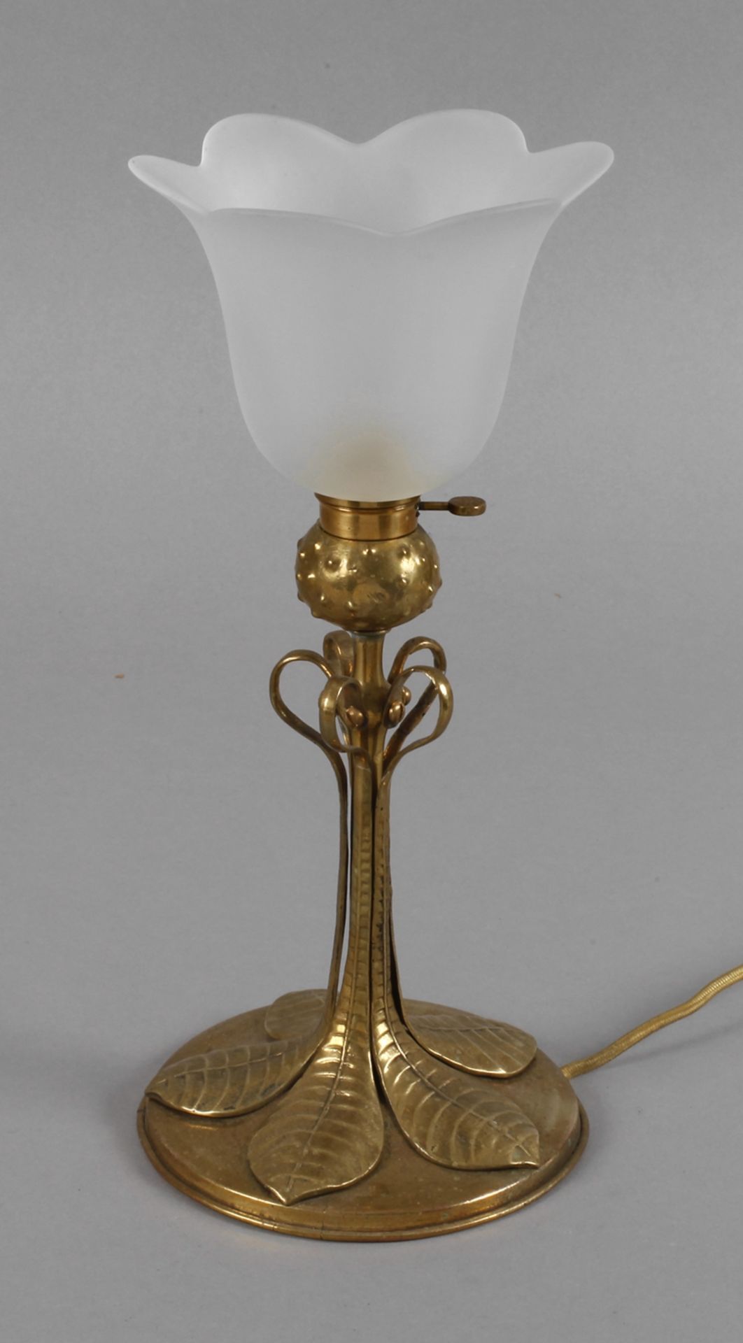 Tischlampe Anfang 20. Jh., Messing massiv, teils getrieben, Rundfuß mit plastischem