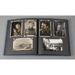 Foto-/Ansichtskartenalbum 2. Weltkrieg mit ca. 145 soldatischen Portrait-Fotografien, in blauem