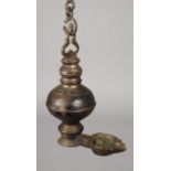 Öllampe Indien 19. Jh., ungemarkt, Bronze dunkel patiniert, mehrteilig gegossen und montiert, an