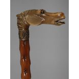 Figürlicher Spazierstock um 1920, abgekantetes Griffstück aus Horn in Form eines Pferdehaupts mit