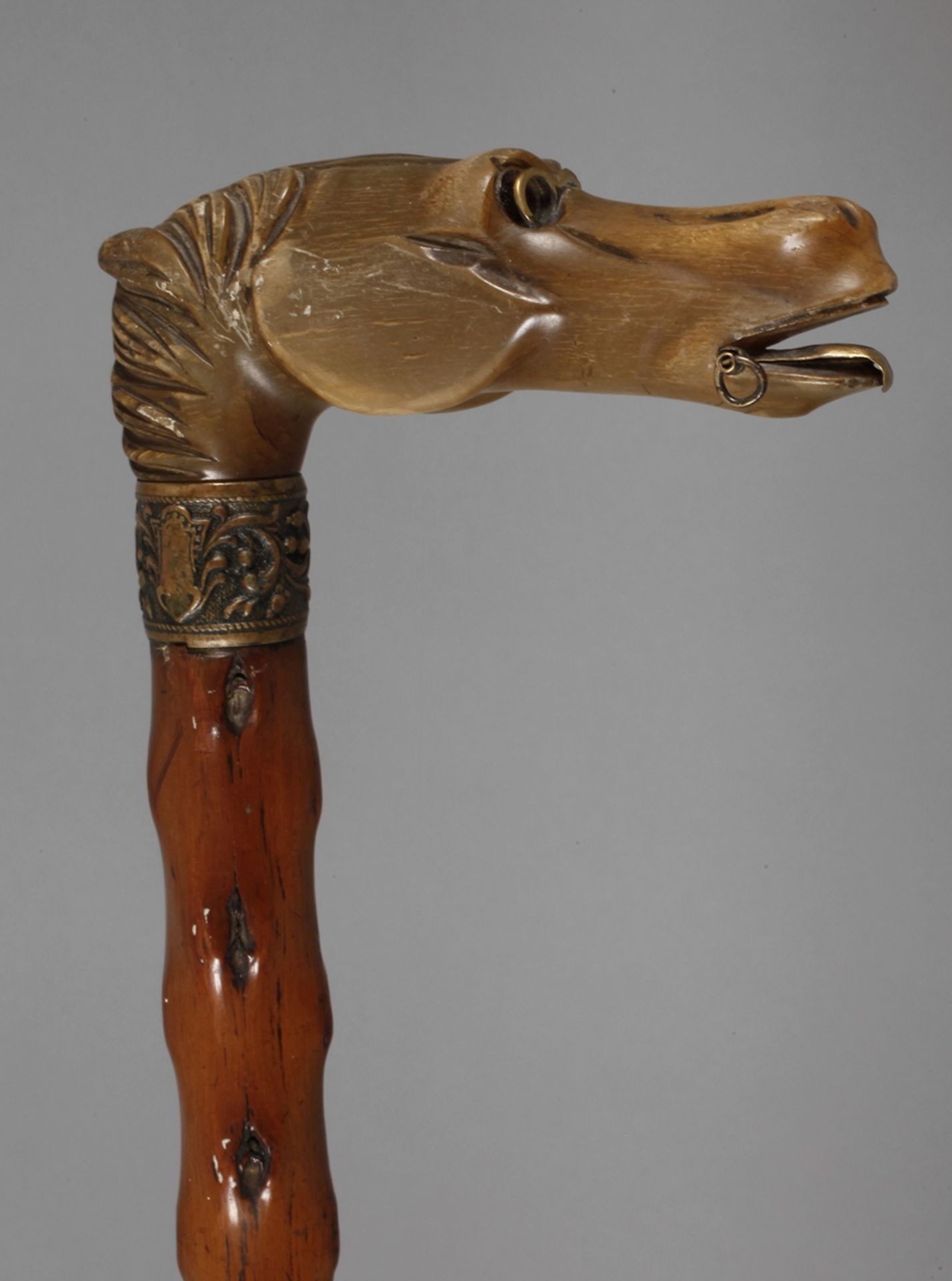 Figürlicher Spazierstock um 1920, abgekantetes Griffstück aus Horn in Form eines Pferdehaupts mit