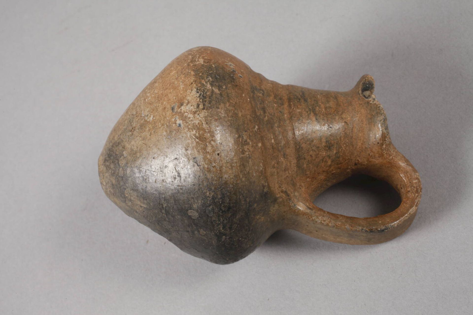 Prähistorisches Kännchen wohl späte Bronze-/frühe Eisenzeit, grob gemagerte (Steinchen) hellbraune - Image 2 of 3