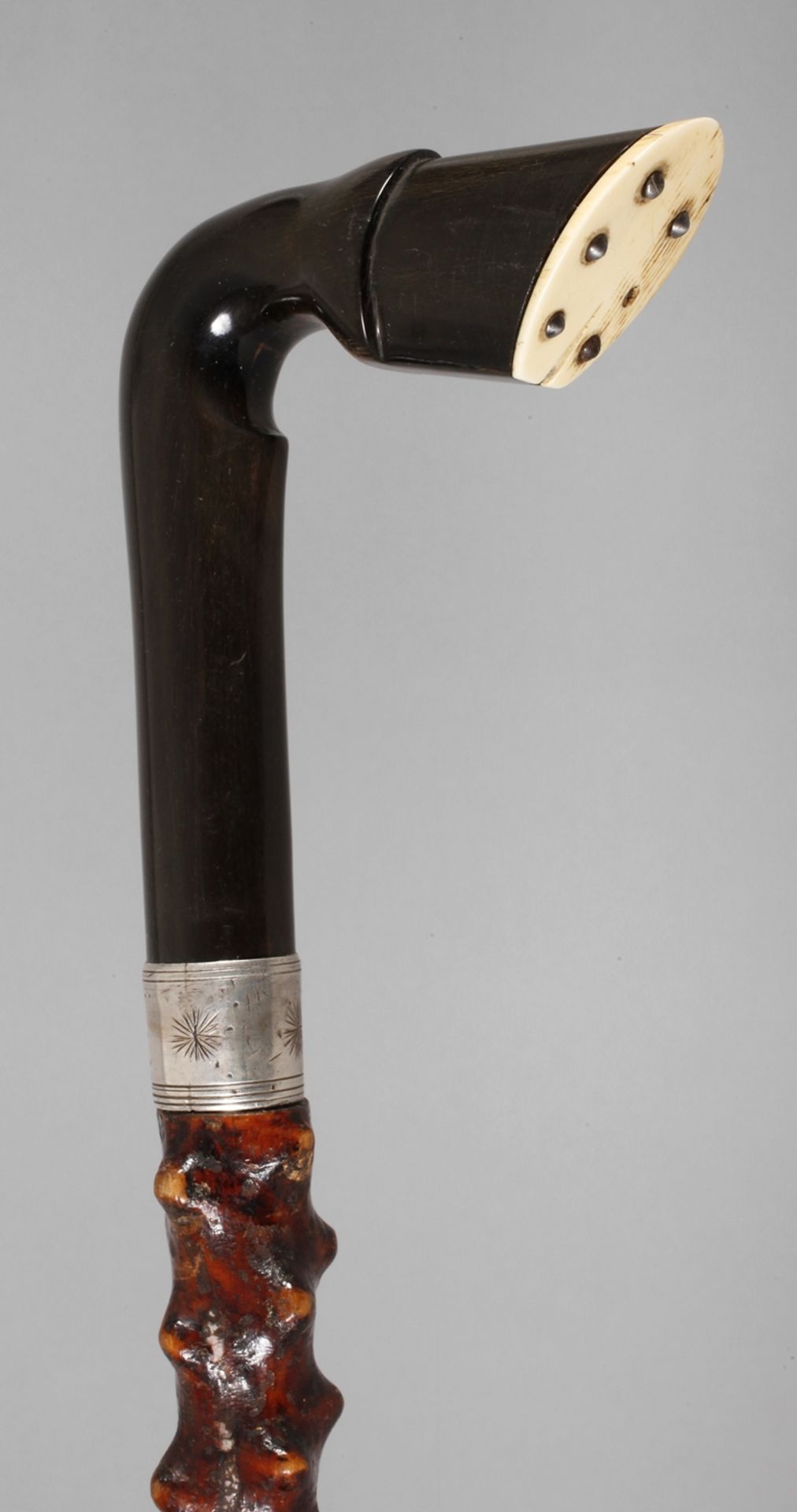 Figürlicher Spazierstock Ende 19. Jh., hohes, abgekantetes Griffstück aus Horn und Bein in Form