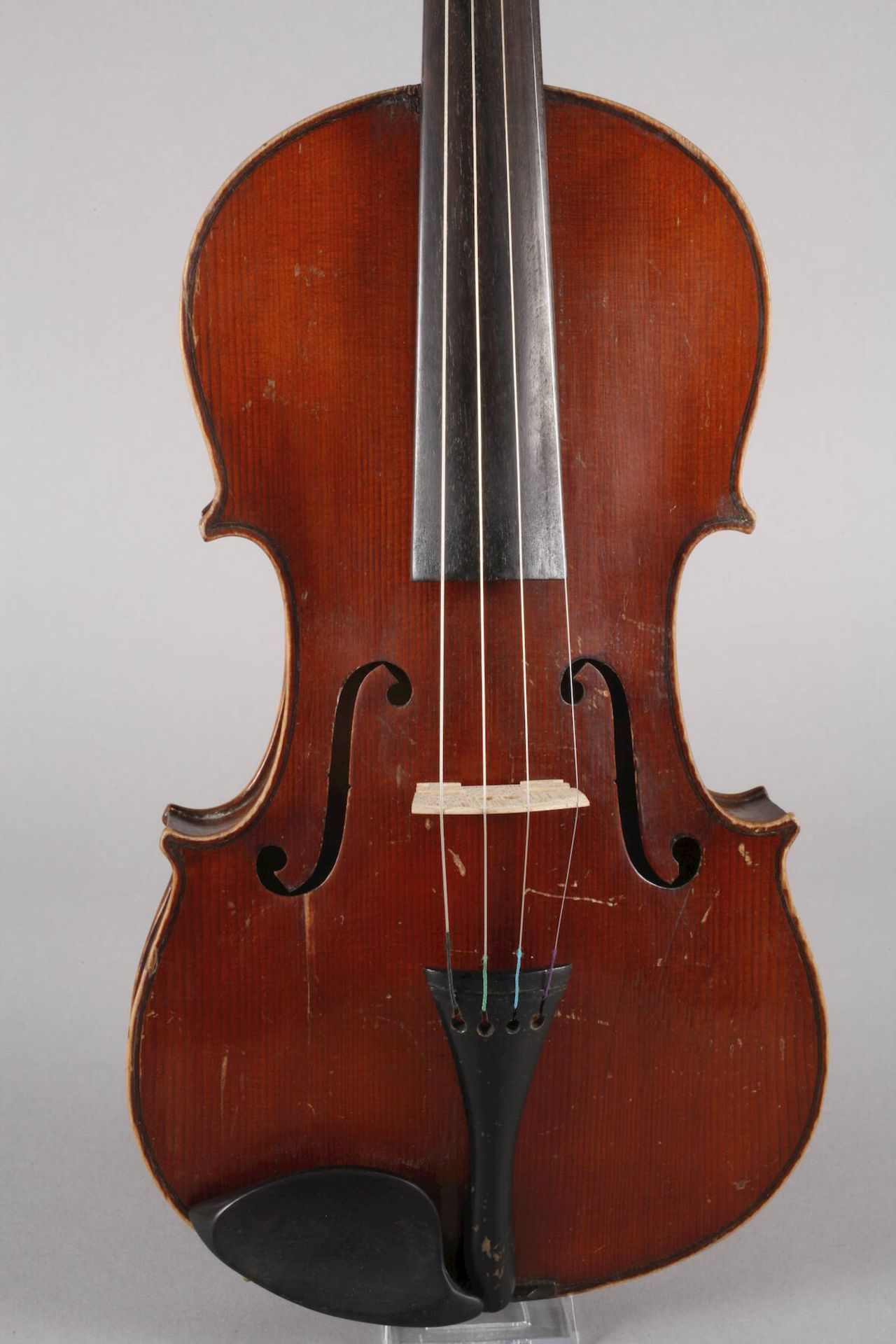 Violine um 1920, ohne Zettel, geteilter, gleichmäßig geflammter Boden in haselnussbraunem Lack, - Image 2 of 5