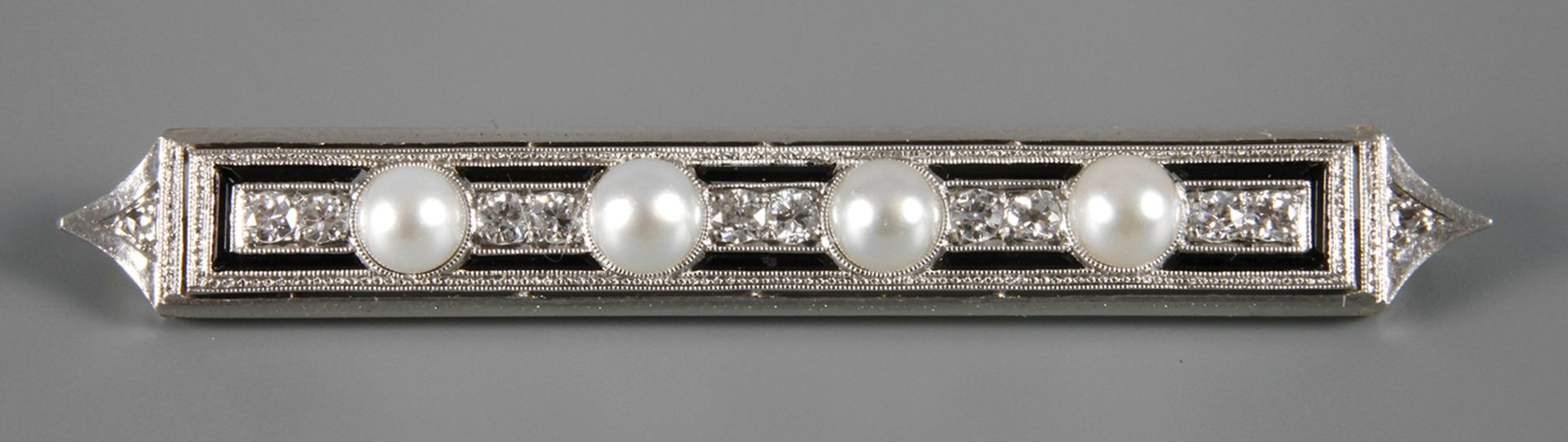 Brosche mit Perlen und Brillanten um 1920, Weißgold geprüft 585/1000, längliche Form, besetzt mit