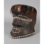 Helm-Maske Kongo, 1. Hälfte 20. Jh., der Volksgruppe der Bakuba zugeordnet, leichtes Tropenholz,