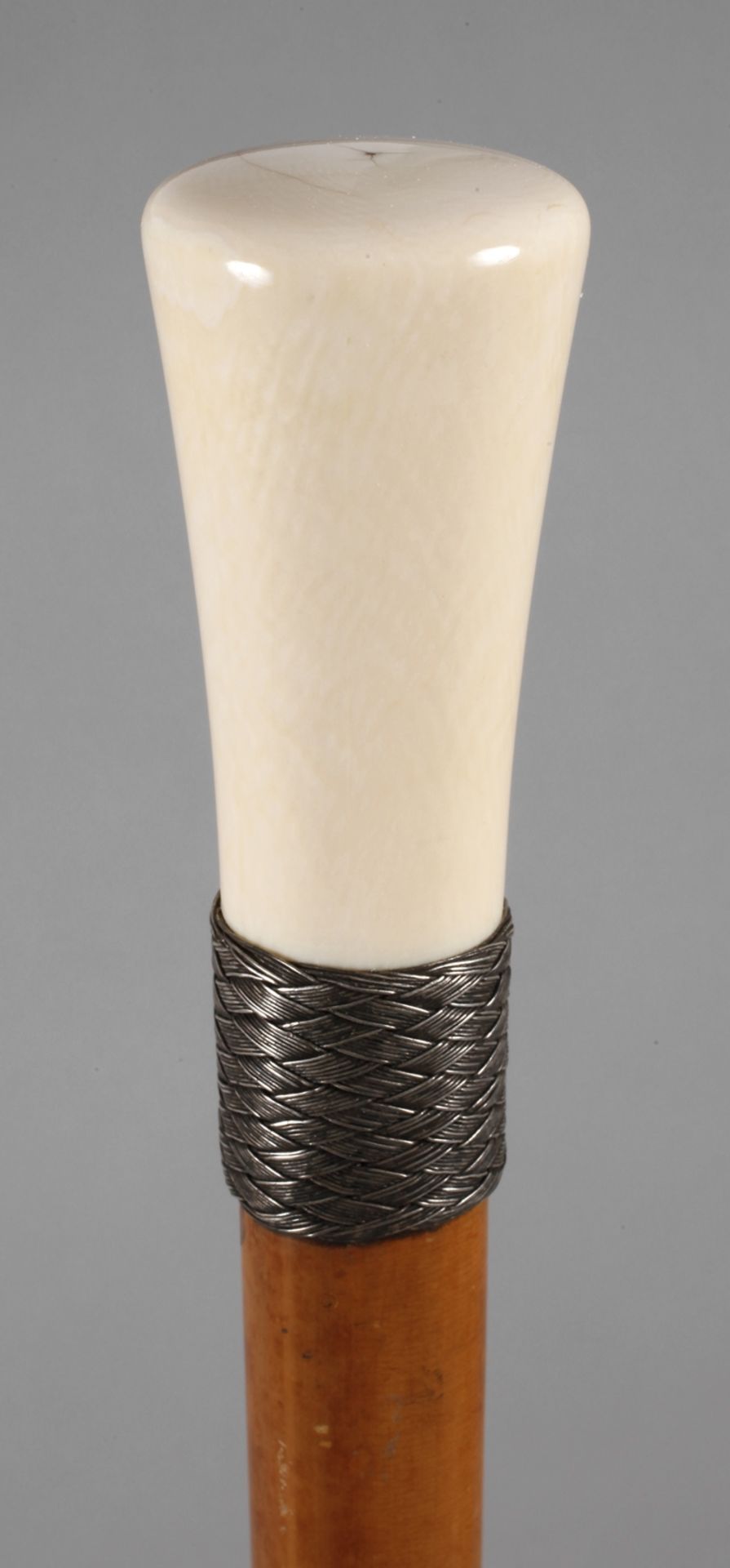 Spazierstock Elfenbein um 1890, hoher, konisch zulaufender Knauf aus Elfenbein, geflochtene