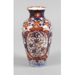 Vase Imari 19. Jh., ungemarkt, Porzellan in kobaltblauer Unter- und korallfarbener Aufglasurbemalung