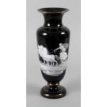 Große Vase mit Streitwagenmotiv wohl Böhmen, um 1920, dunkelviolettes, schwarz scheinendes Glas,