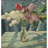 Alfred Swieykowski, Blumenstillleben rote Tulpen, mit lila und weißem Flieder in einer Glasvase,