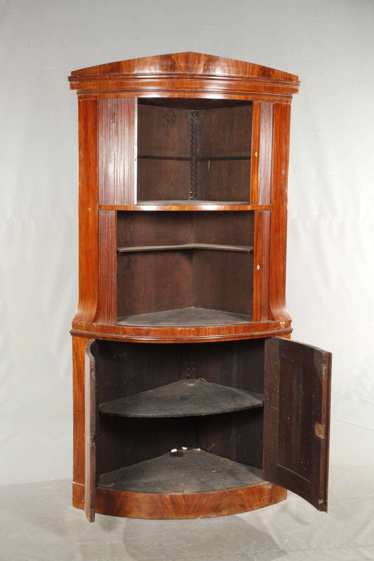 Eckschrank Biedermeierwohl Berlin, Mahagoni auf Eiche furniert, um 1820