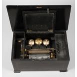 Walzenspieldose um 1890, 43-stimmiges Werk mit drei Glocken, Walze mit vier Liedern sowie