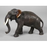 Bronzeplastik Elefant wohl Meiji-Zeit, an der Unterseite signiert, Bronze gegossen, dunkel