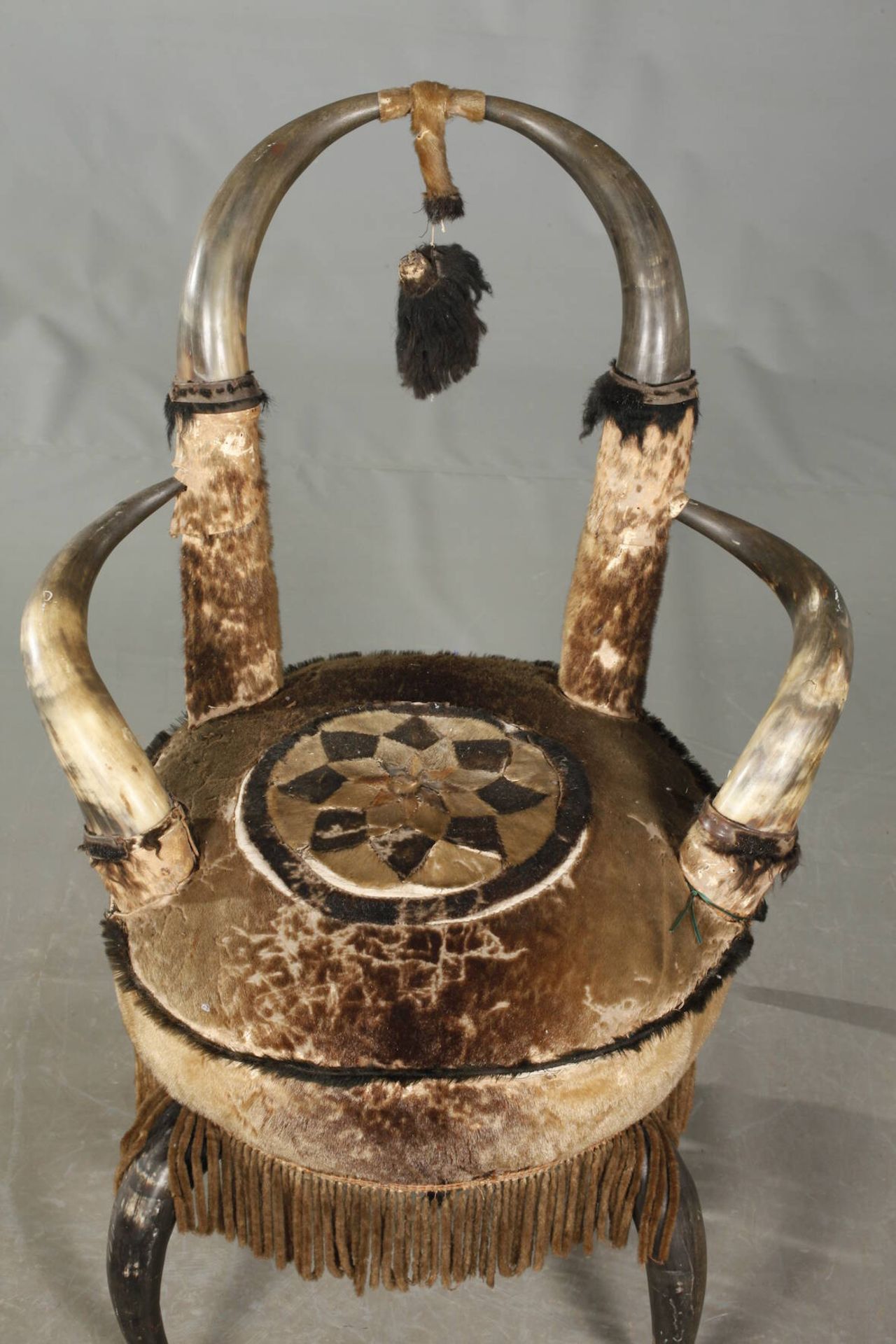 Hornsessel Italien, Ende 19. Jh., symmetrisch gestaltetes Gestell aus Büffelhorn mit Armlehnen, - Bild 2 aus 4