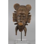 Kpelie Maske Elfenbeinküste, der Volksgruppe der Senufo zugeordnet, braun gefasstes Tropenholz,