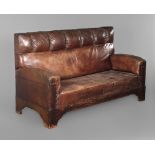 Lederclubsofa um 1910, bequemer Dreisitzer mit hoher abnehmbarer Lehne, Gestell aus massiver