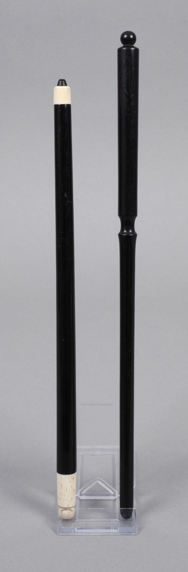 Zwei Taktstöcke um 1920, schlichte Modelle aus ebonisiertem Hartholz, teils gedrechselt, einer mit