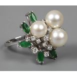 Damenring mit Perlen, Brillanten und Smaragden um 2000, Weißgold gestempelt 585, ca. 24 mm hoher