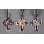 Konvolut Mutterkreuze jeweils Gold-, Silber- und Bronzestufe am Band, übliche Tragespuren.