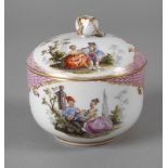 Meissen Zuckerdose mit Watteauszene unterglasurblaue Knaufschwertermarke 1815-1850, Halbkugelform