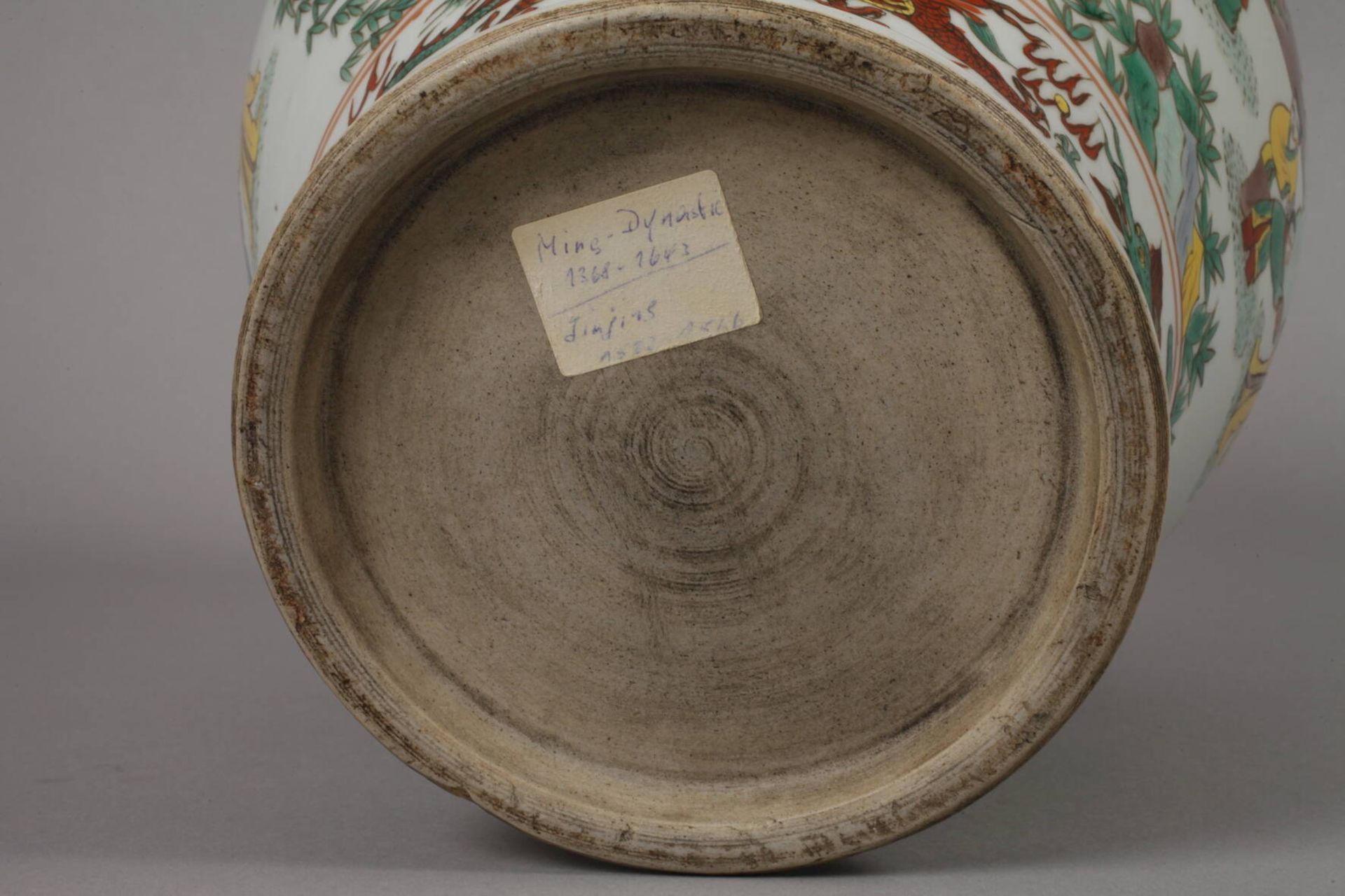 Vase Famille verte 19. Jh., ungemarkt, signiert, weiß glasiertes Porzellan in polychromer - Image 6 of 6