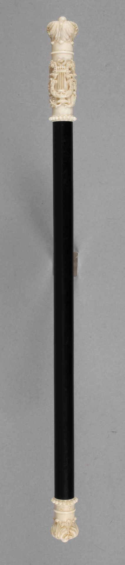 Taktstock Elfenbein Anfang 20. Jh., schlankes, ebonisiertes Modell, verziert von beschnitztem