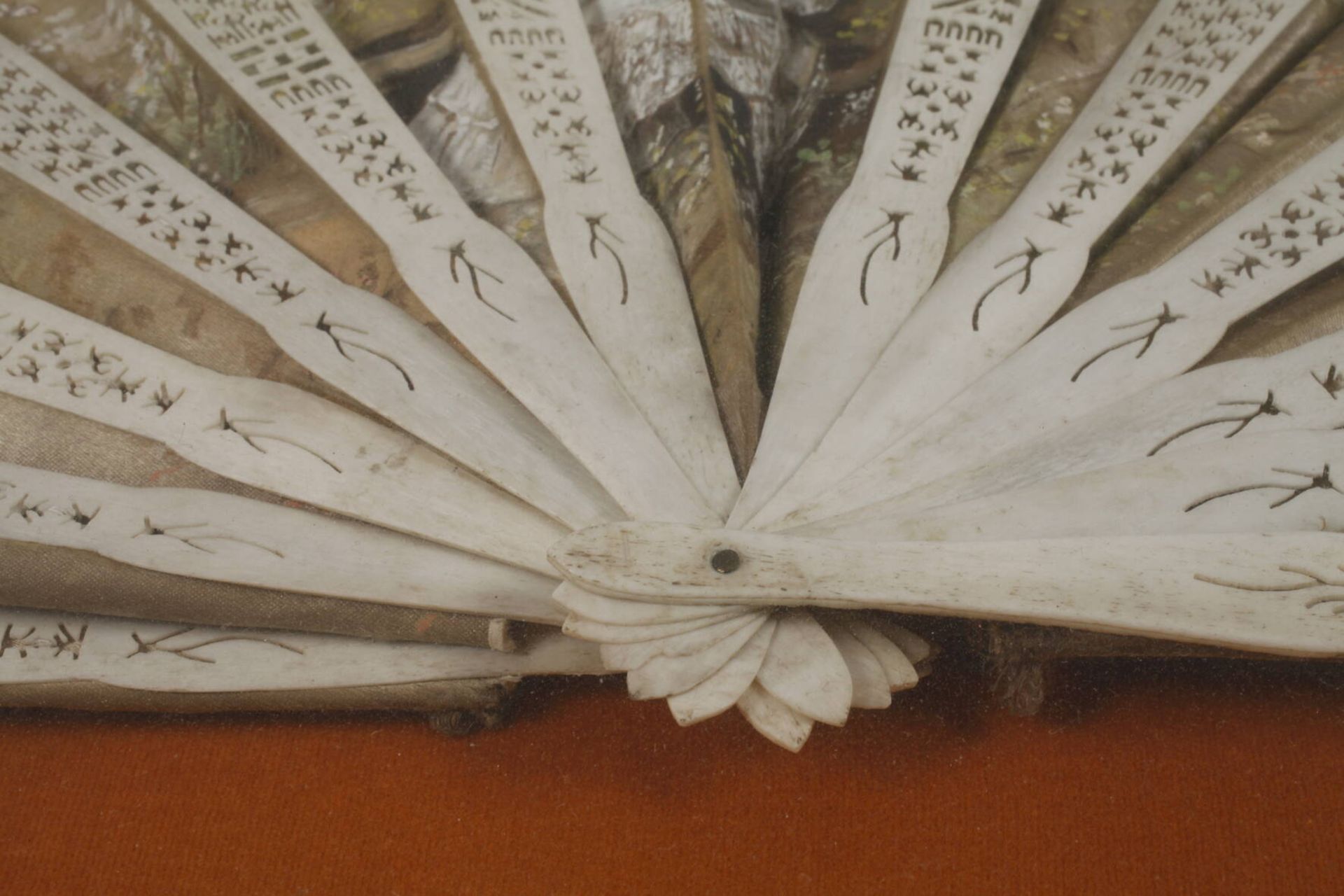 Fächer Historismus um 1890, ungemarkt, Gestänge aus Bein, verziert von ornamentalen - Image 3 of 3