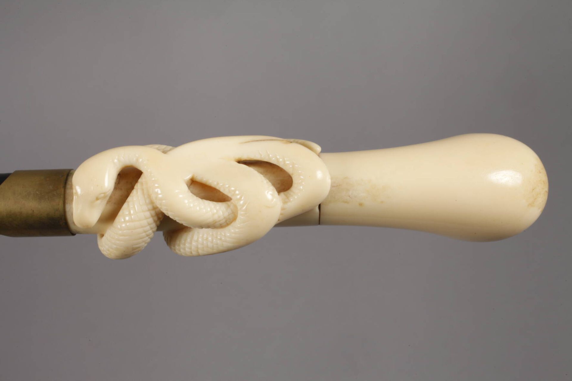 Spazierstock Elfenbein 19. Jh., hohes Griffstück, zweiteilig aus beschnitztem Elfenbein gefertigt, - Bild 5 aus 6