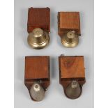 Vier elektrische Türklingeln um 1920, zwei Glocken aus Messing und zwei aus versilbertem Metall,