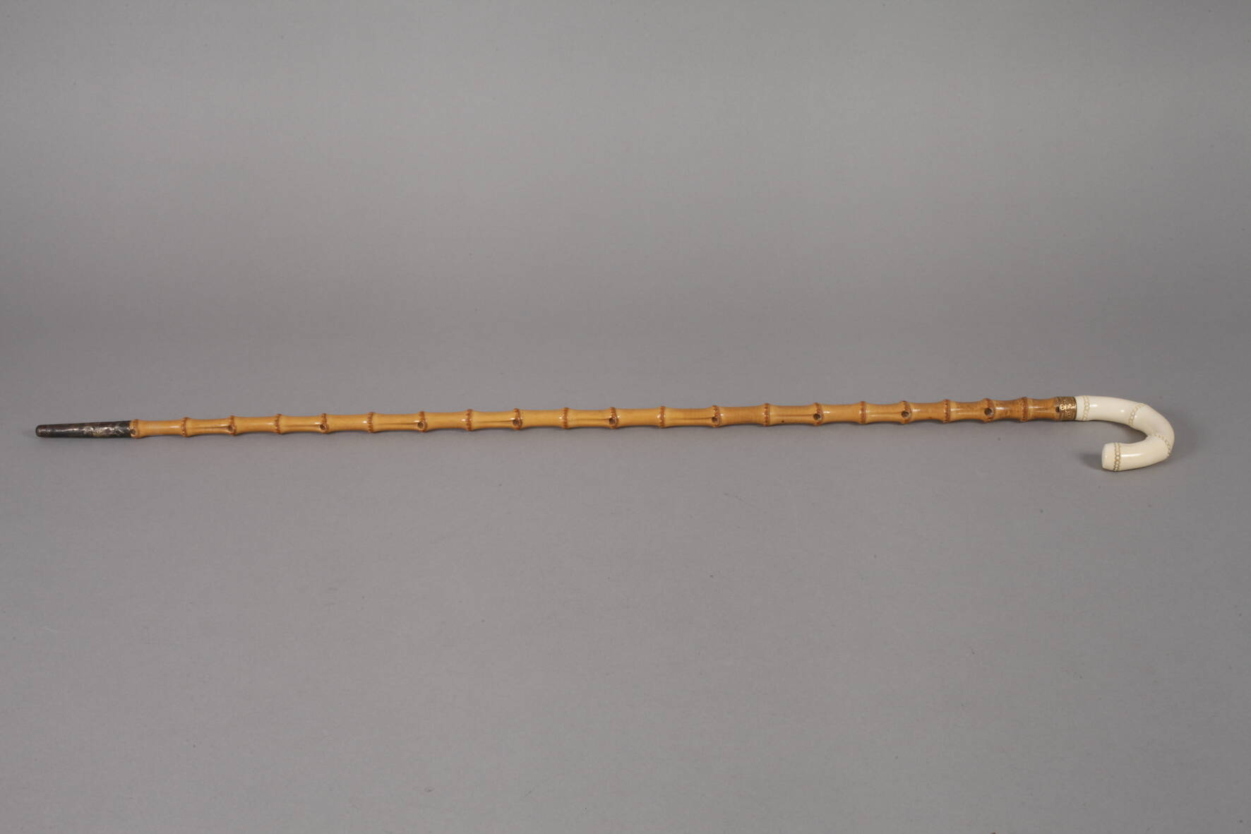 Spazierstock Elfenbein um 1900, Rundhakengriff aus Elfenbein mit angedeutetem Bambusdekor, - Image 2 of 4