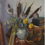 Astrid Holm, Stillleben mit Rohrkolben Arrangement aus Büchern, Schale und Vase mit Blumenstrauß,