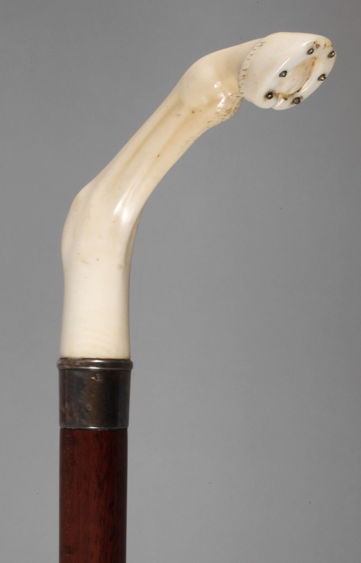 Flanierstock Elfenbein 1920er Jahre, figürlich gearbeitetes Griffstück in Form eines Pferdebeins mit