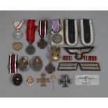 Nachlass Auszeichnungen beider Weltkriege EK 1914 2. Klasse, Schraubabzeichen Preußenadler auf