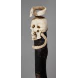 Spazierstock Memento Mori wohl 19. Jh., Bein aufwendig beschnitzt, das Griffstück figürlich