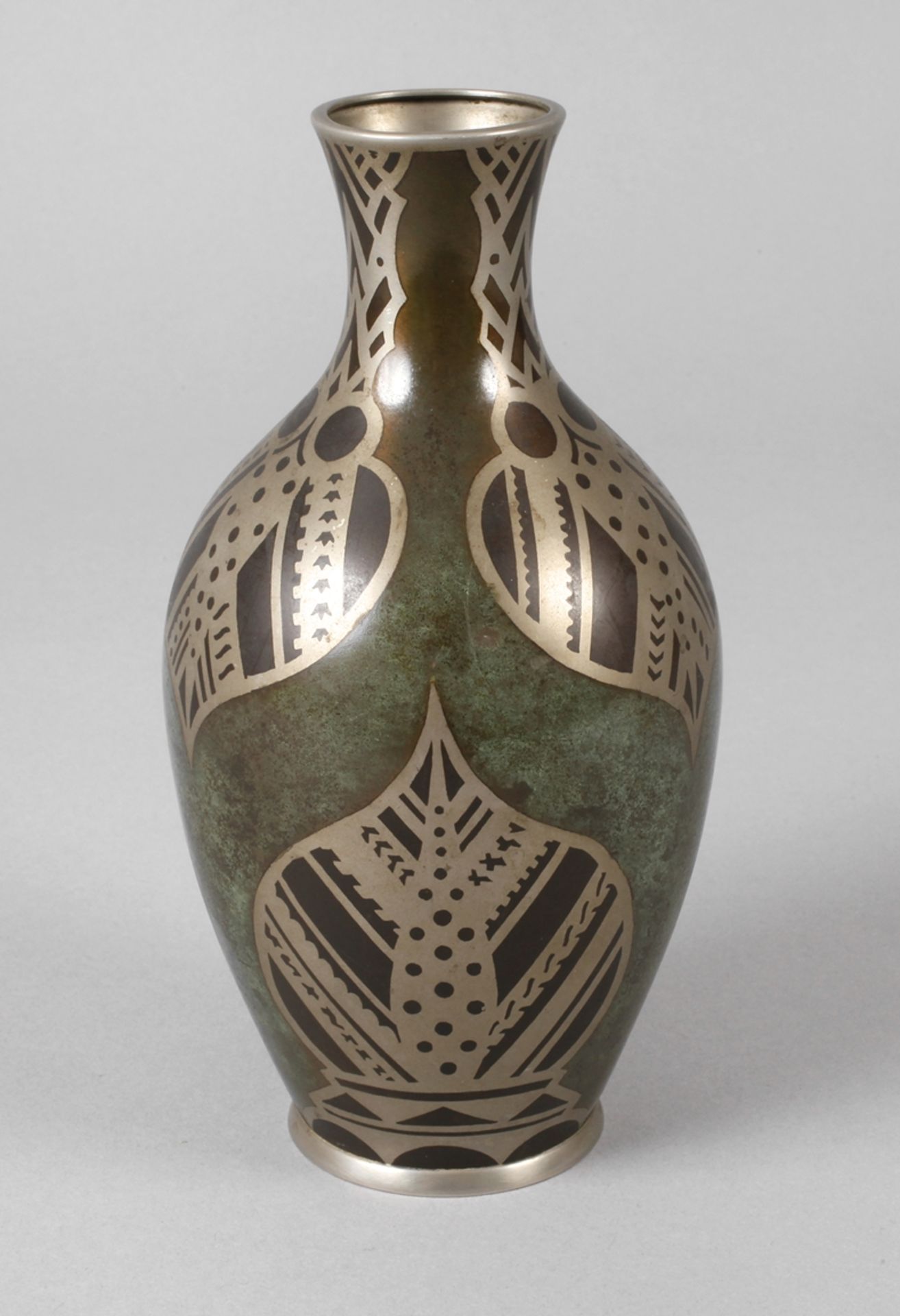 WMF Ikora Vase um 1925, Prägemarken, Metall patiniert, verziert mit stilisierten Blattmotiven,