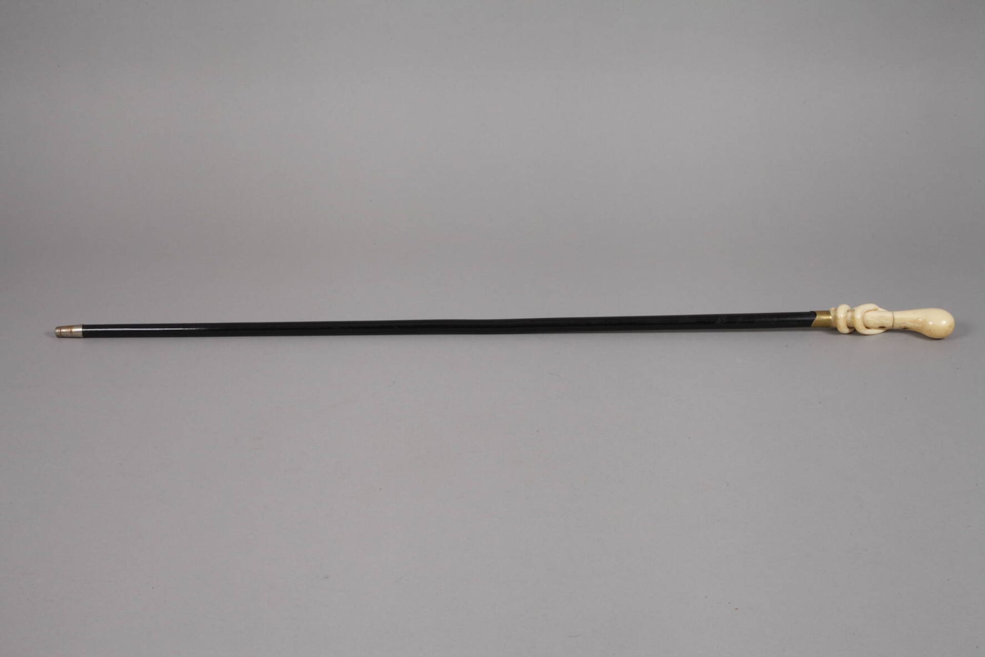 Spazierstock Elfenbein 19. Jh., hohes Griffstück, zweiteilig aus beschnitztem Elfenbein gefertigt, - Bild 3 aus 6
