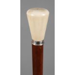 Reitgerte um 1900, konisch zulaufender Abschluss aus Elfenbein, zarte Silbermanschette gestempelt