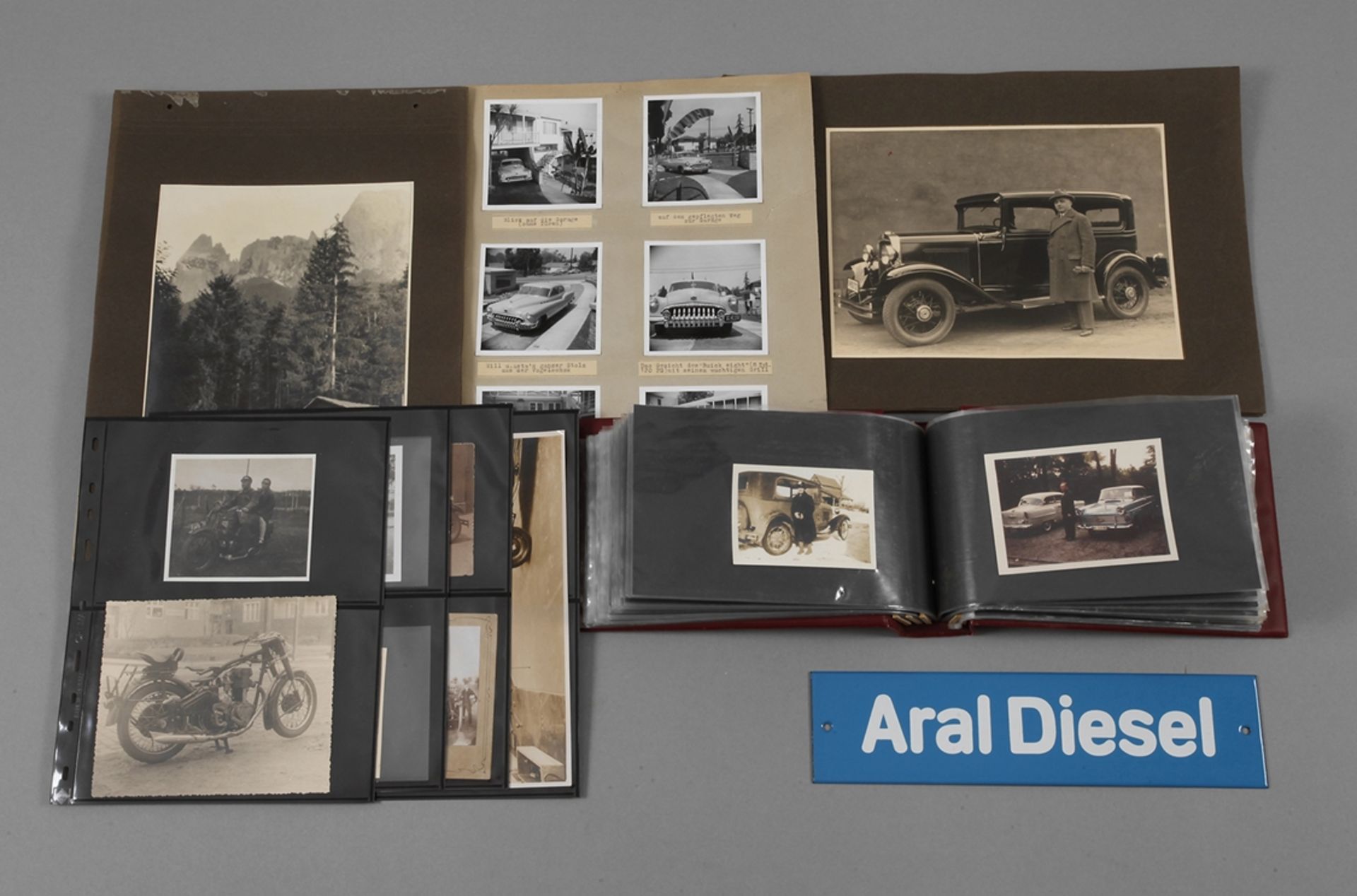Konvolut Automobilia 1930-1960, vorwiegend Schwarz-Weiß-Fotografien verschiedener Automodelle