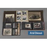 Konvolut Automobilia 1930-1960, vorwiegend Schwarz-Weiß-Fotografien verschiedener Automodelle